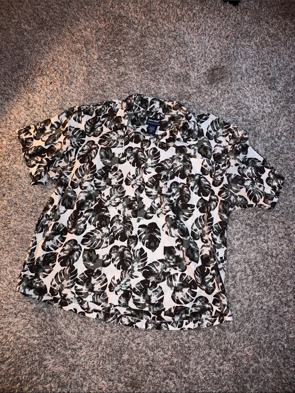 Casual Short-Sleeve Button Down Shirt - Black & White Leaf Print